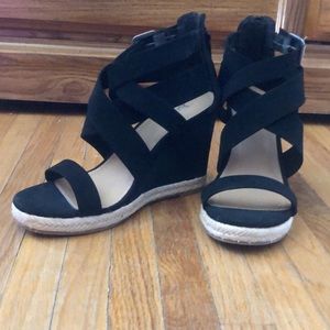 📍SOLD📍 Black and Tan wedges